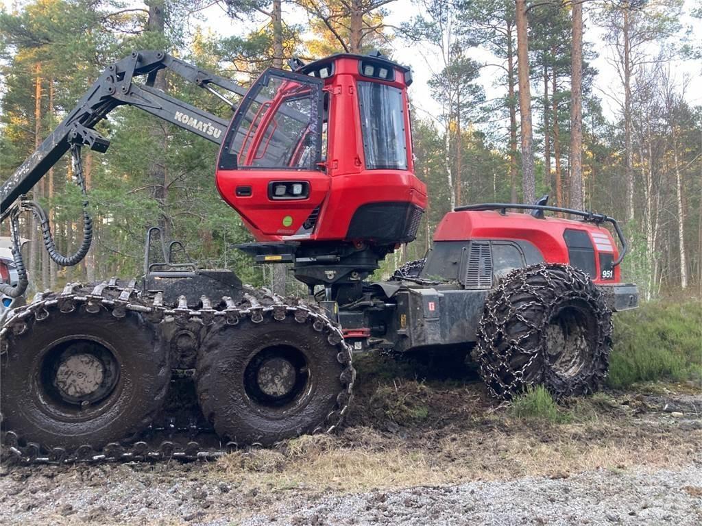 Komatsu 951 Betakarítók