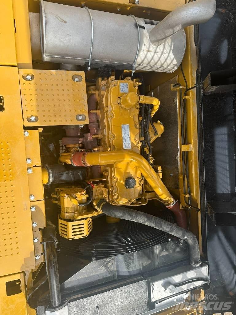CAT CAT330 Közepes (midi) kotrók 7 t - 12 t