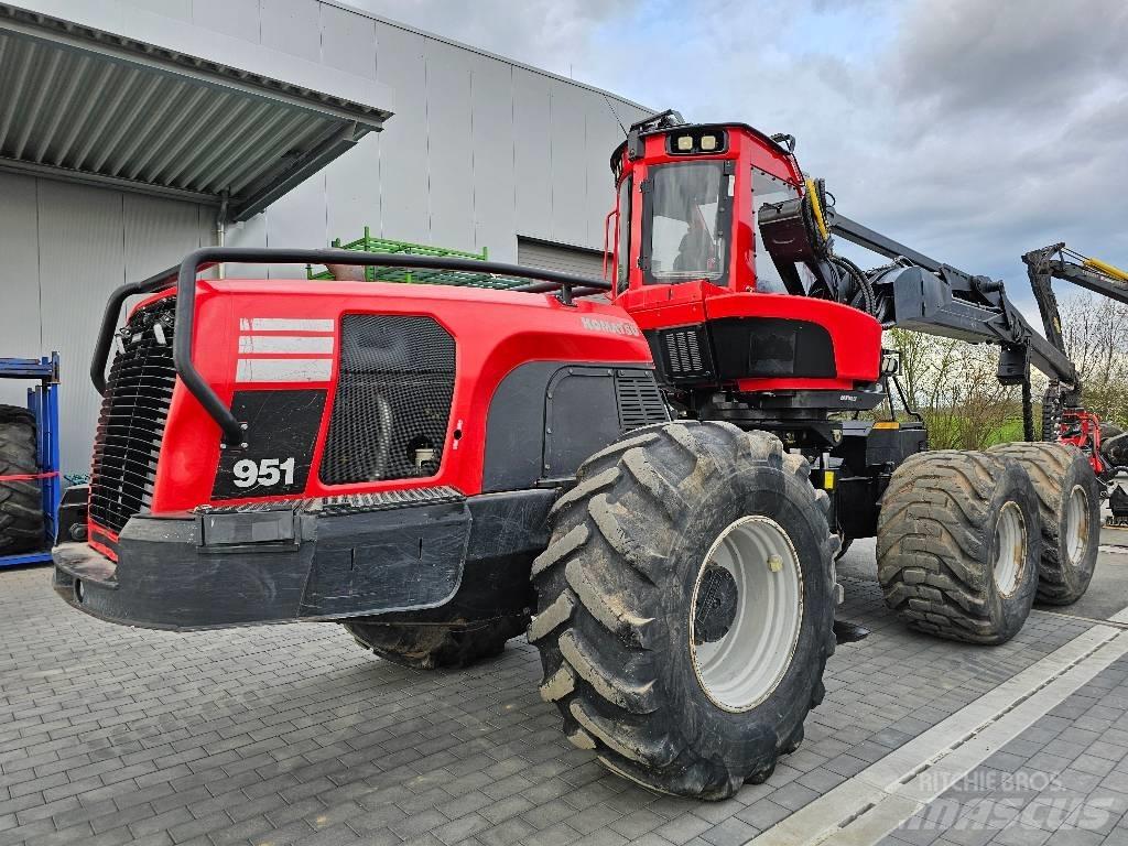 Komatsu 951 Betakarítók
