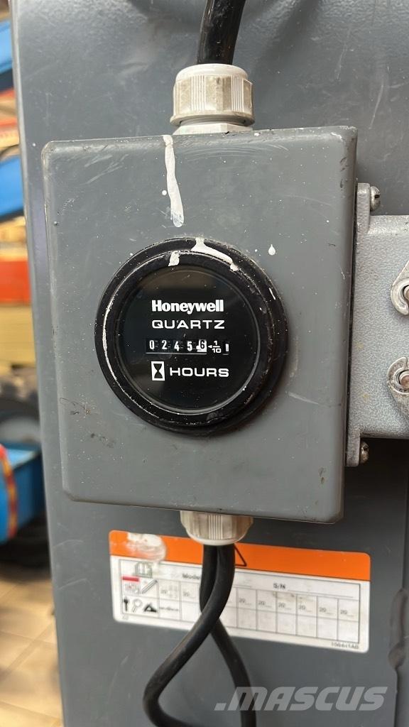 SkyJack SJ 16 Ollós emelők