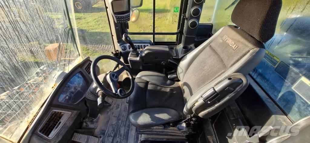 Hyundai HL 965 Gumikerekes homlokrakodók