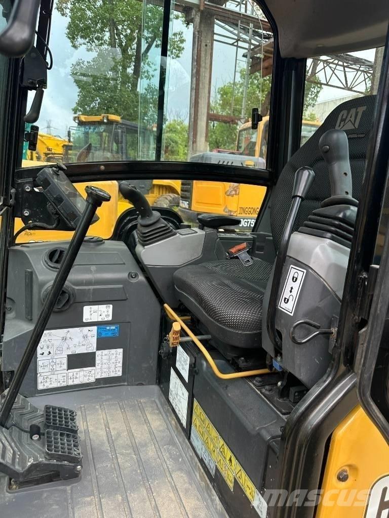 CAT 302 Mini kotrók < 7t