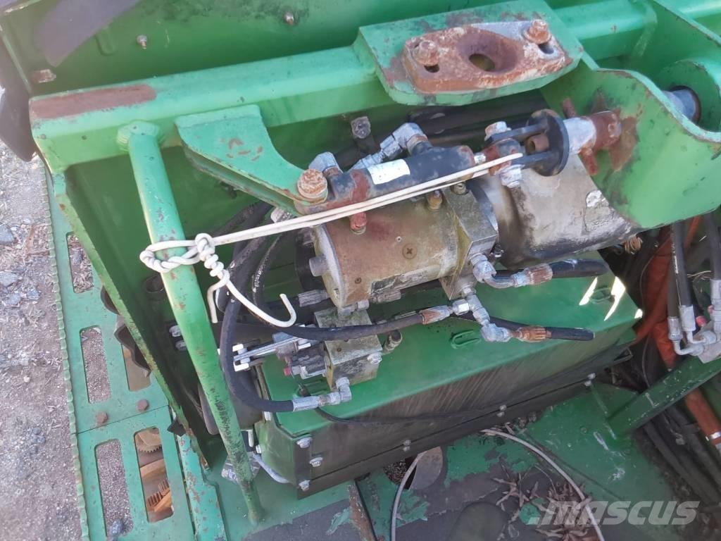 John Deere 903M Döntő-rakásolók