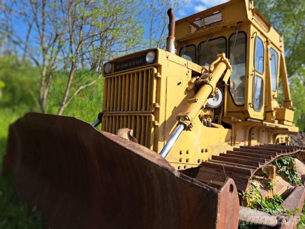 Komatsu D85A lánctalpas dózerek