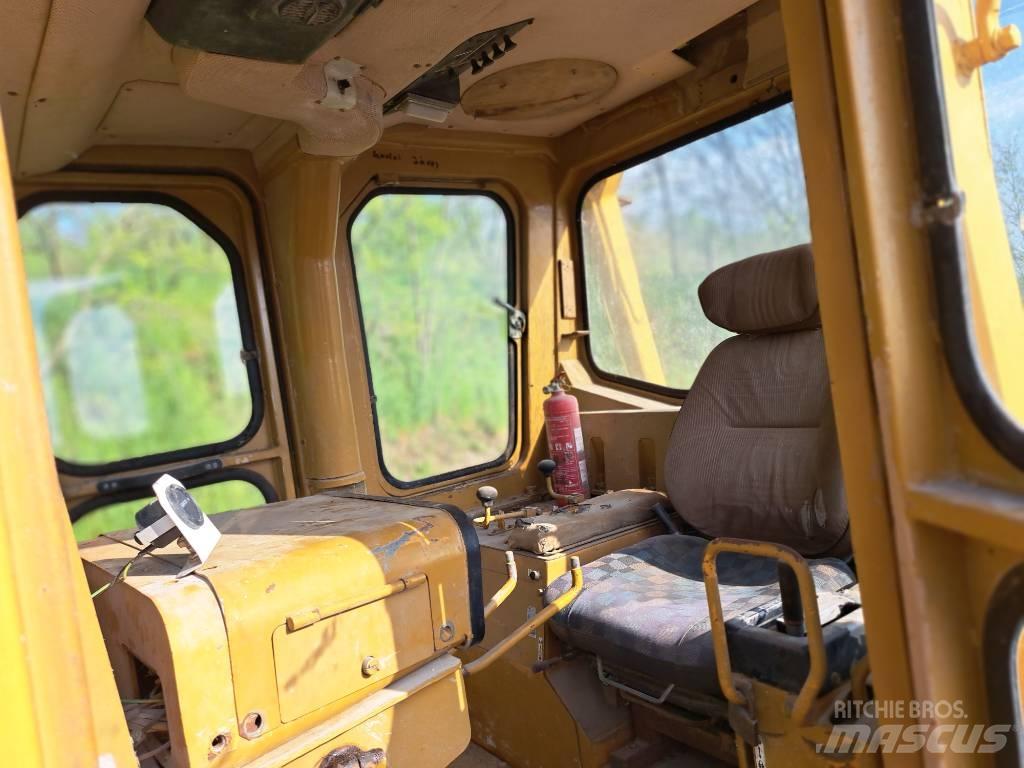 Komatsu D85A lánctalpas dózerek