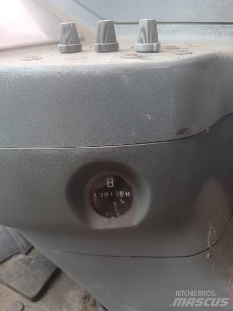 Hitachi EX135W Gumikerekes kotrók