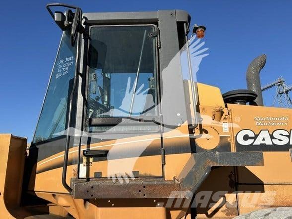 CASE 821C Gumikerekes homlokrakodók