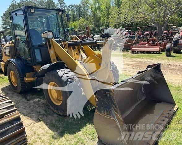 CAT 906M Gumikerekes homlokrakodók