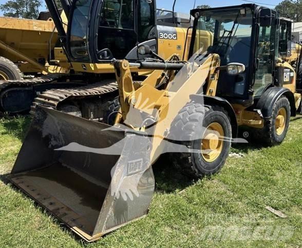CAT 906M Gumikerekes homlokrakodók