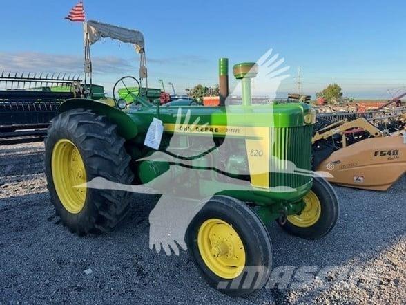 John Deere 820 Traktorok