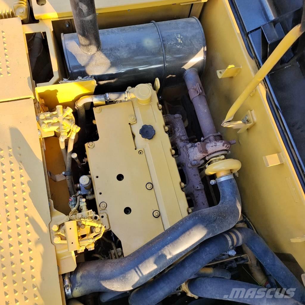 CAT 320 D2 Lánctalpas kotrók