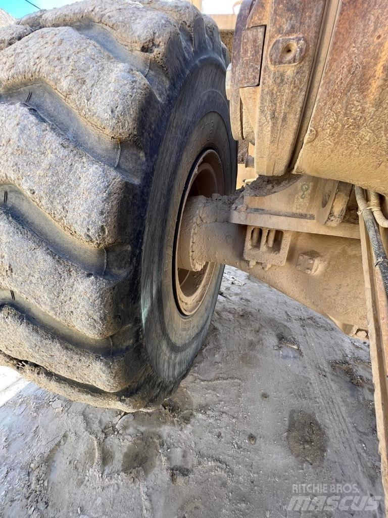 CAT 988 G Gumikerekes homlokrakodók