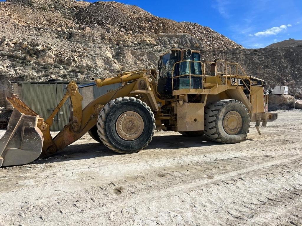 CAT 988 G Gumikerekes homlokrakodók