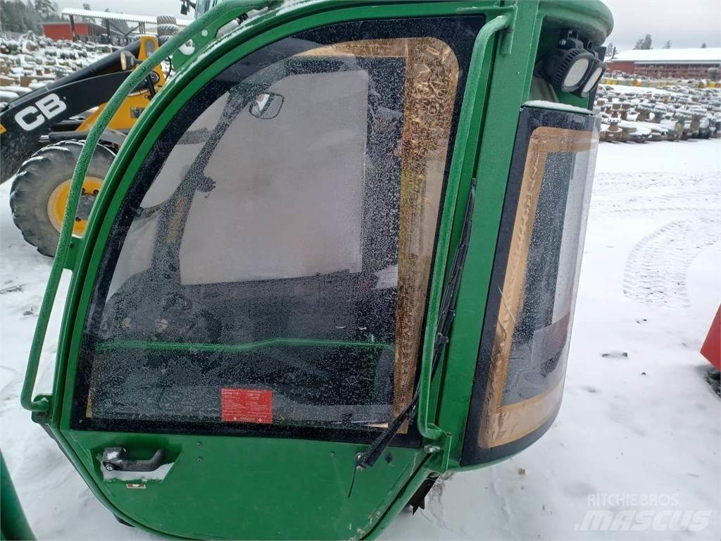 John Deere 1210e Vezetőfülke és belső tartozékok