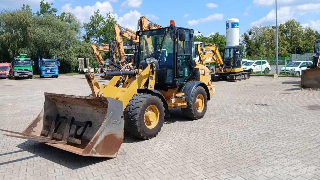 CAT 907 M Gumikerekes homlokrakodók