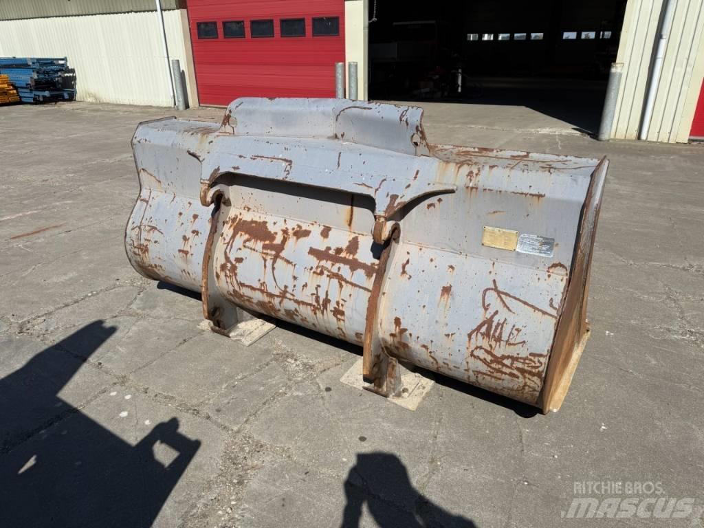 CASE 621 D Gumikerekes homlokrakodók