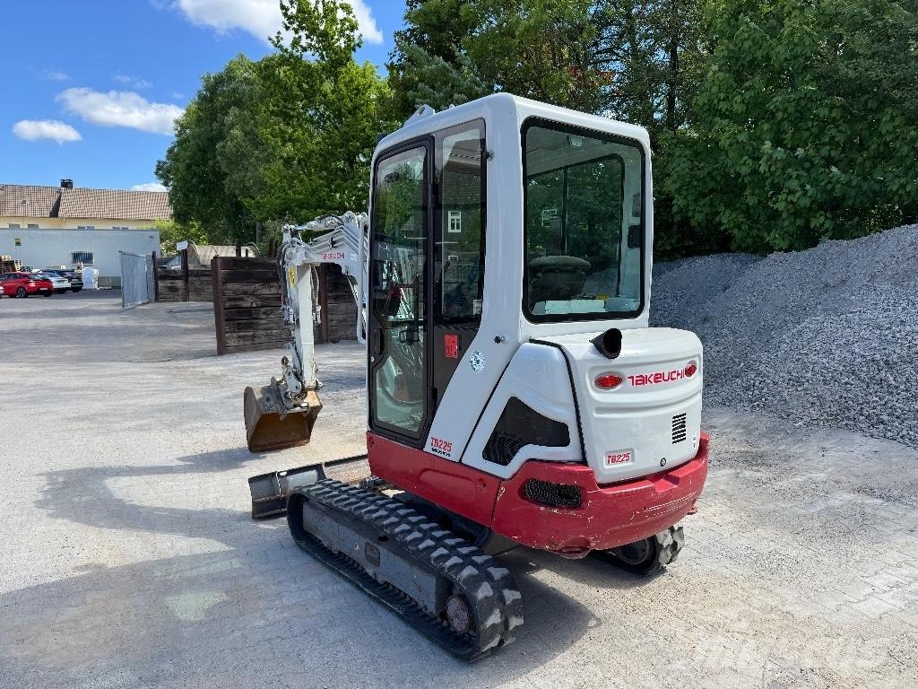 Takeuchi TB 225 Mini kotrók < 7t