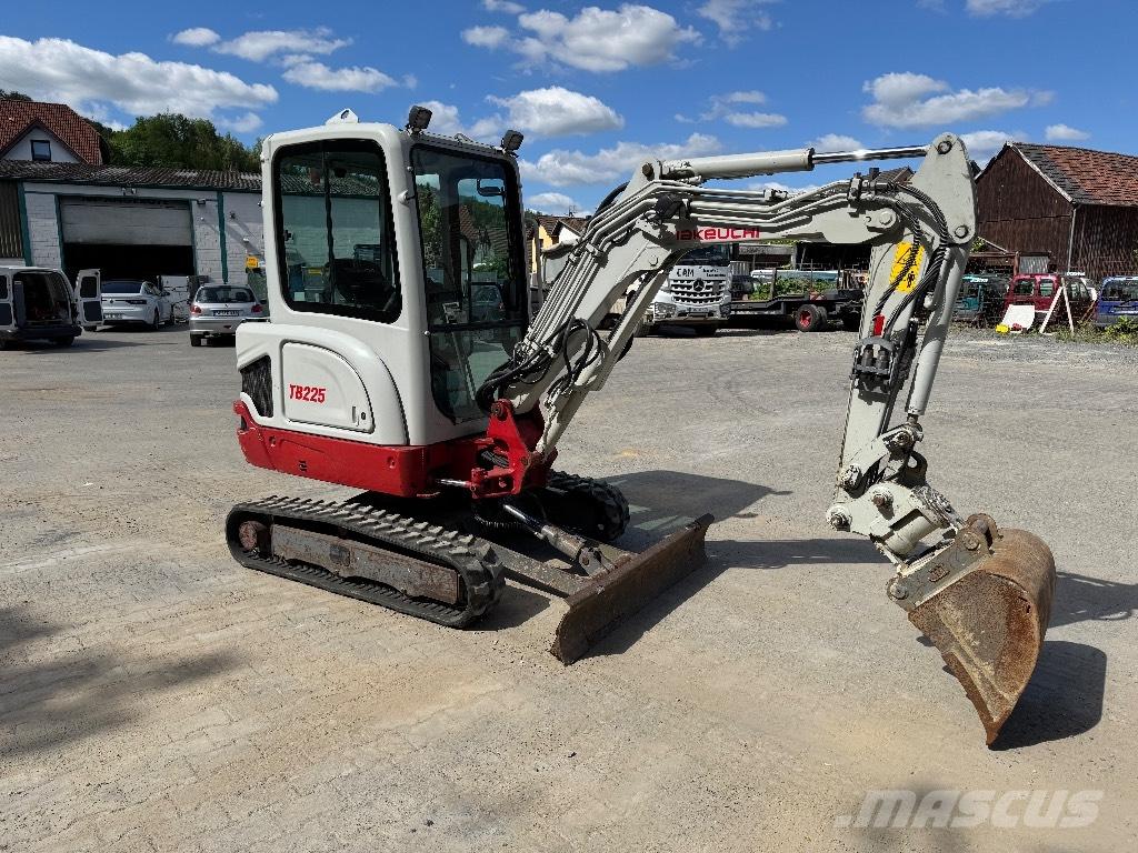 Takeuchi TB 225 Mini kotrók < 7t