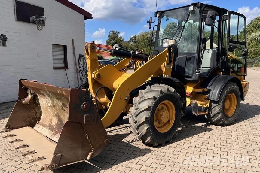 CAT 908M Radlader Gumikerekes homlokrakodók