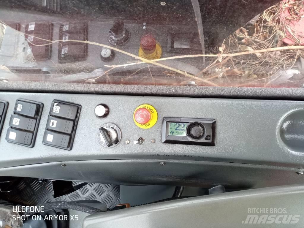 Komatsu 911 Betakarítók