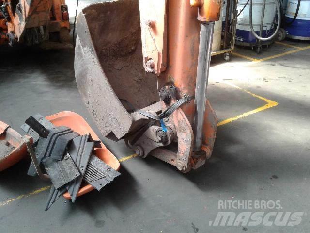 Hitachi FB200 Traktorok