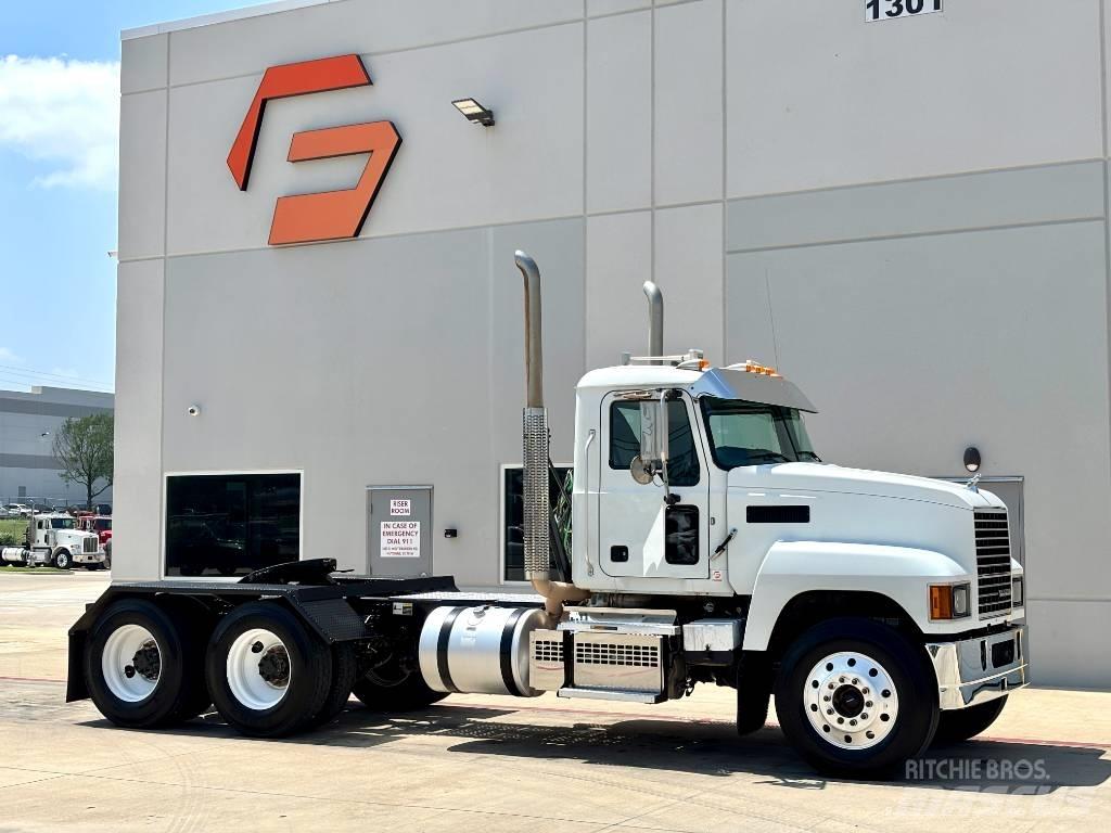 Mack Pinnacle 64T Nyergesvontatók