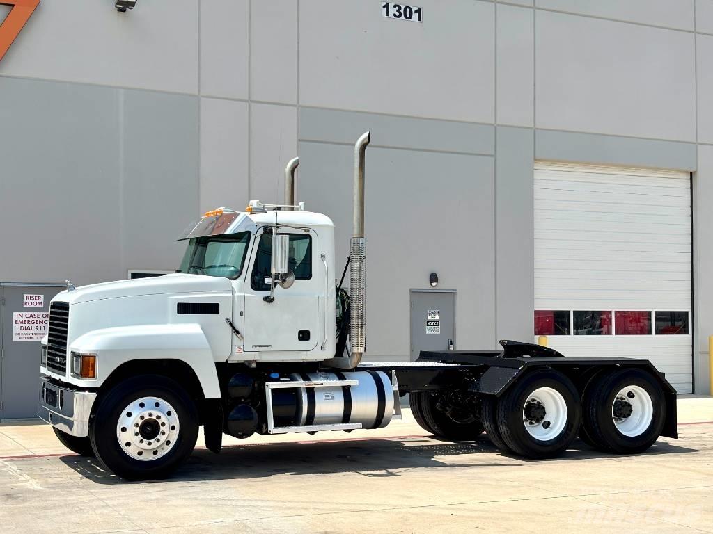 Mack Pinnacle 64T Nyergesvontatók