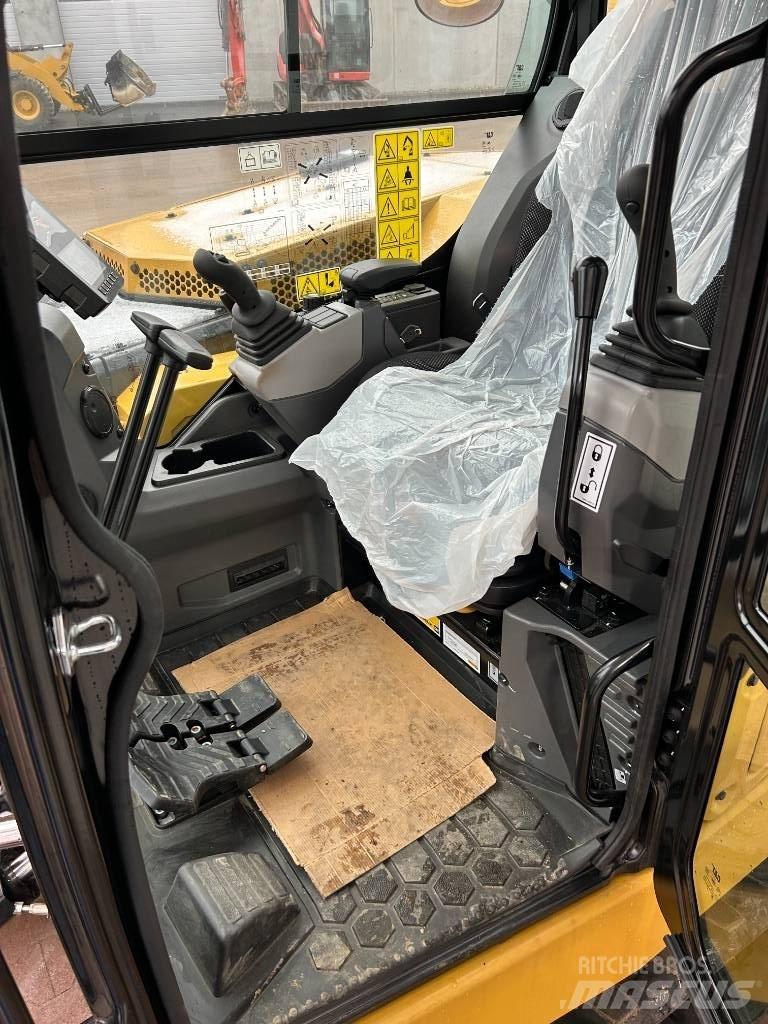 CAT 306 Mini kotrók < 7t