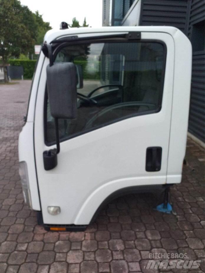 Isuzu M - L Vezetőfülke és belső tartozékok