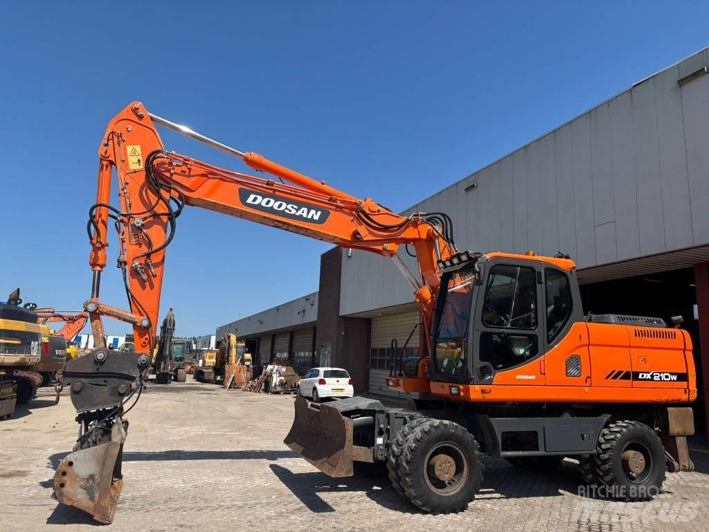 Doosan DX 210 W Gumikerekes kotrók