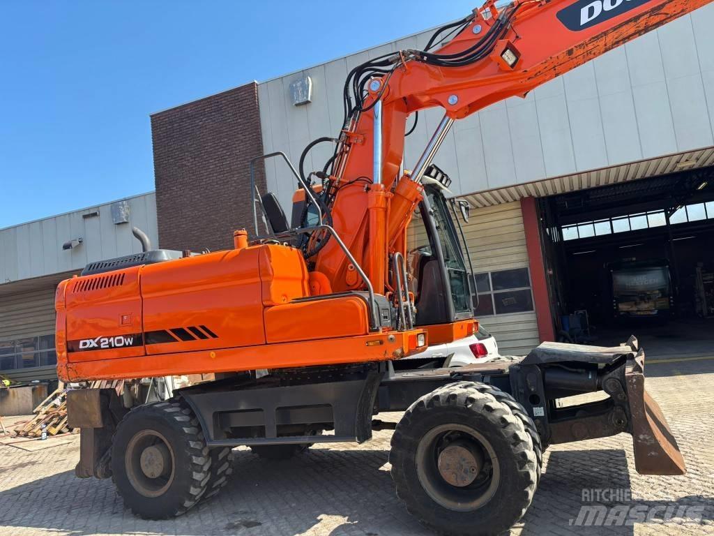 Doosan DX 210 W Gumikerekes kotrók