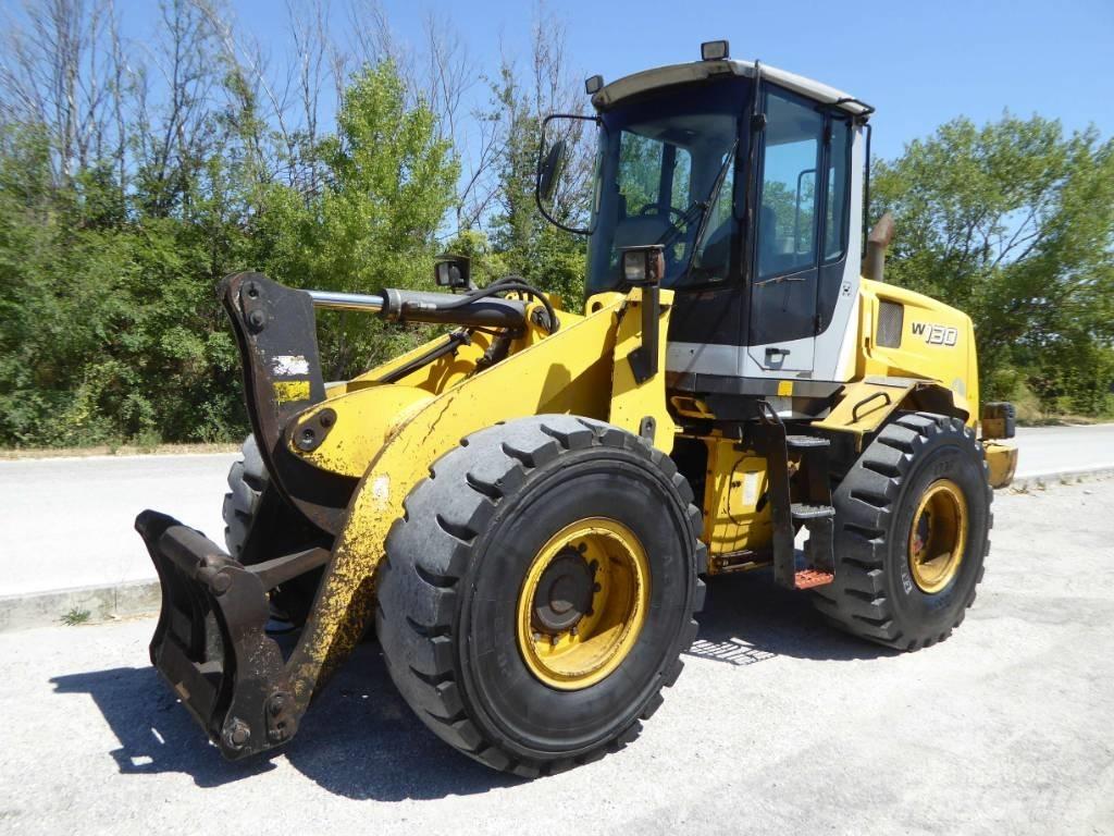 New Holland W130 Gumikerekes homlokrakodók