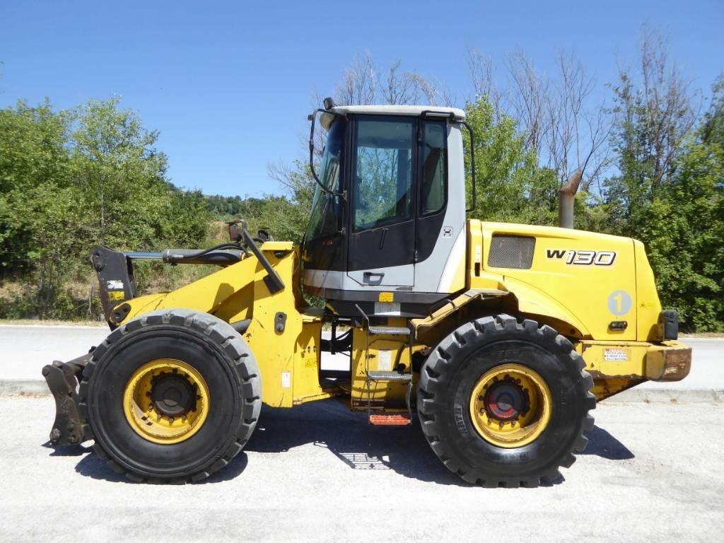 New Holland W130 Gumikerekes homlokrakodók