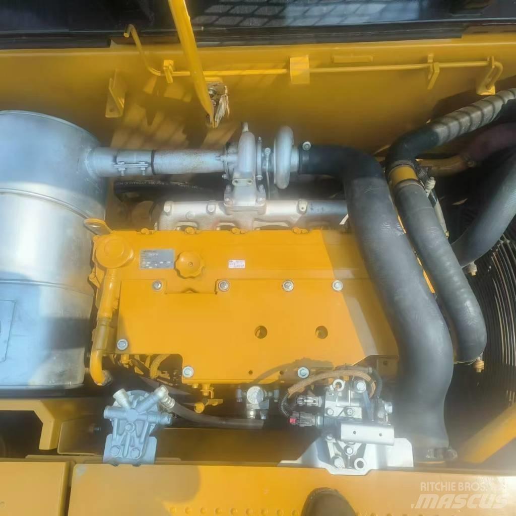 CAT 320D2 Lánctalpas kotrók