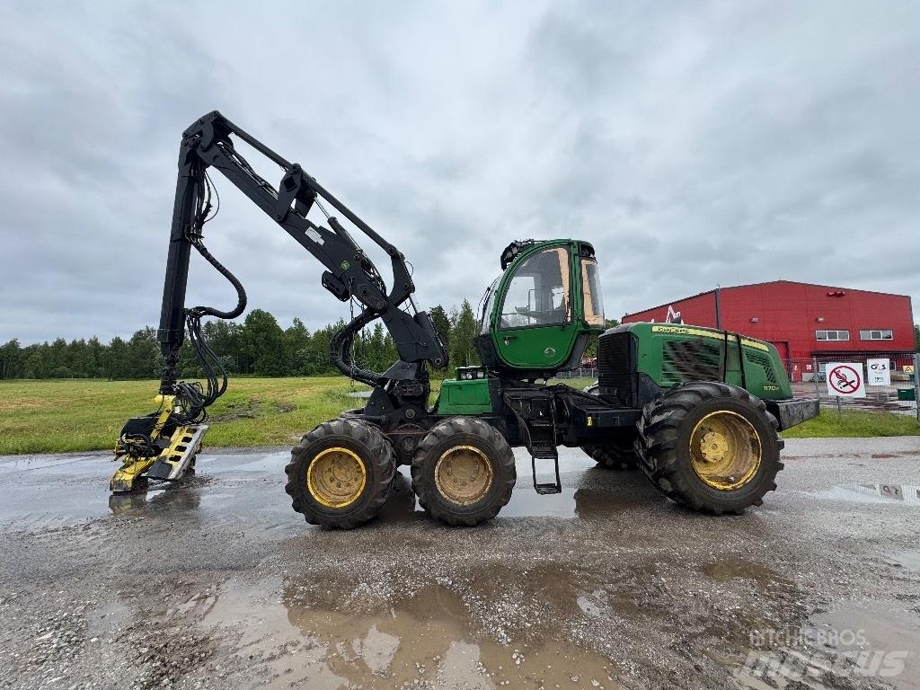 John Deere 1170 E Betakarítók