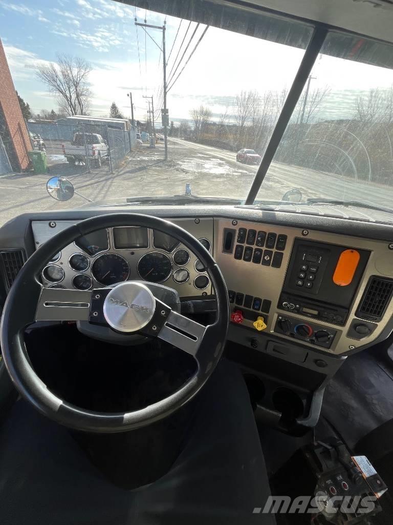 Mack GU813 Billenő teherautók