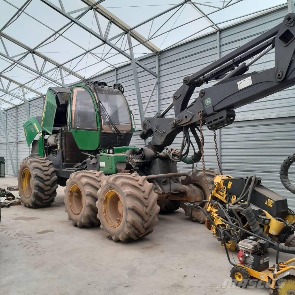 John Deere 1270 E Betakarítók