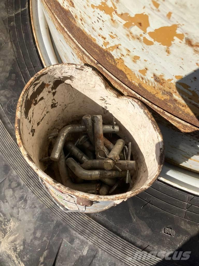  Paripyörät 18.4-38 Gumiabroncsok, kerekek és felnik