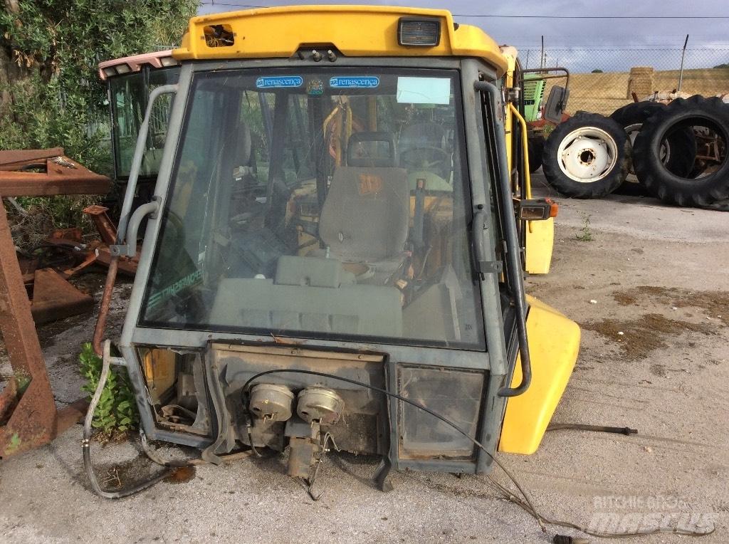 Komatsu WB 97 R Vezetőfülke és belső tartozékok