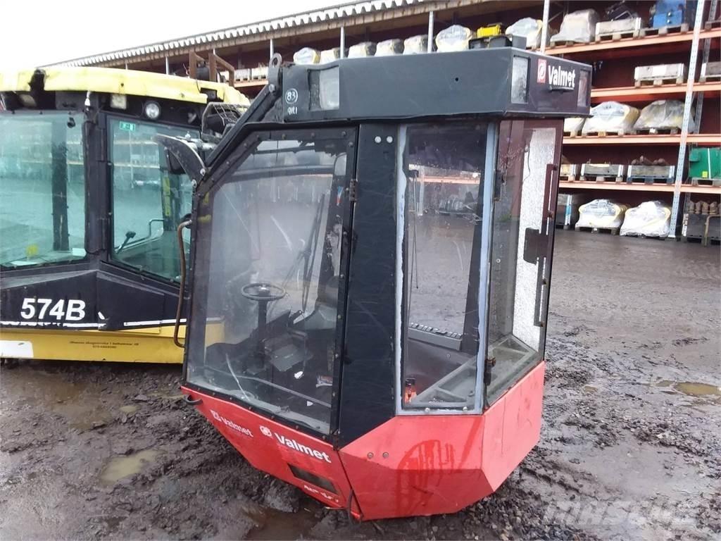 Valmet 911.1 Vezetőfülke és belső tartozékok