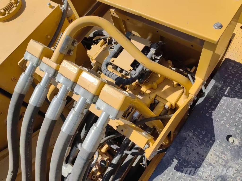 CAT 390 F Lánctalpas kotrók