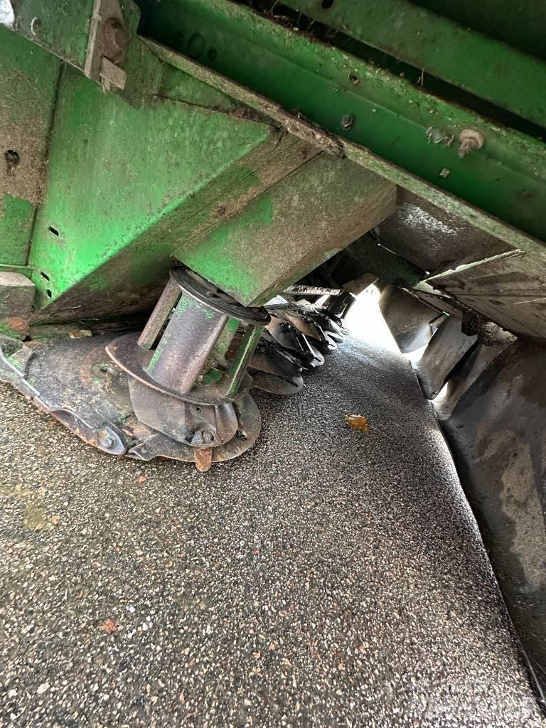 John Deere 830 Öntöző Kaszák