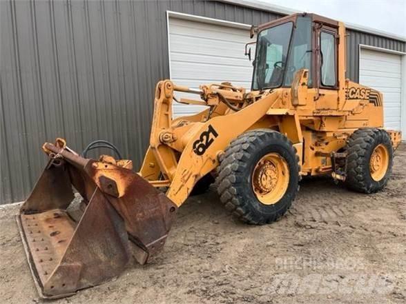 CASE 621ZF Gumikerekes homlokrakodók