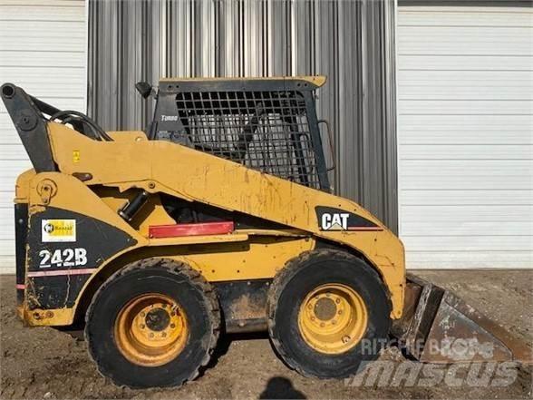 CAT 242B Kompaktrakodók