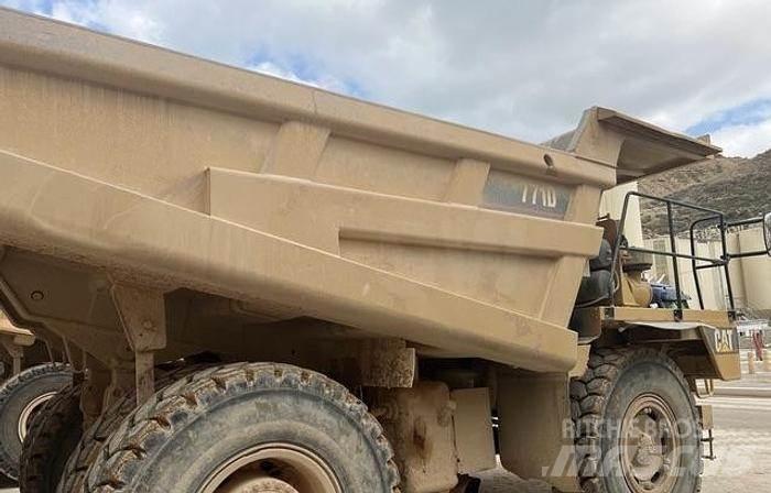 CAT 771D Mezei dömperek