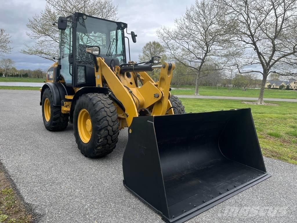 CAT 908M Gumikerekes homlokrakodók