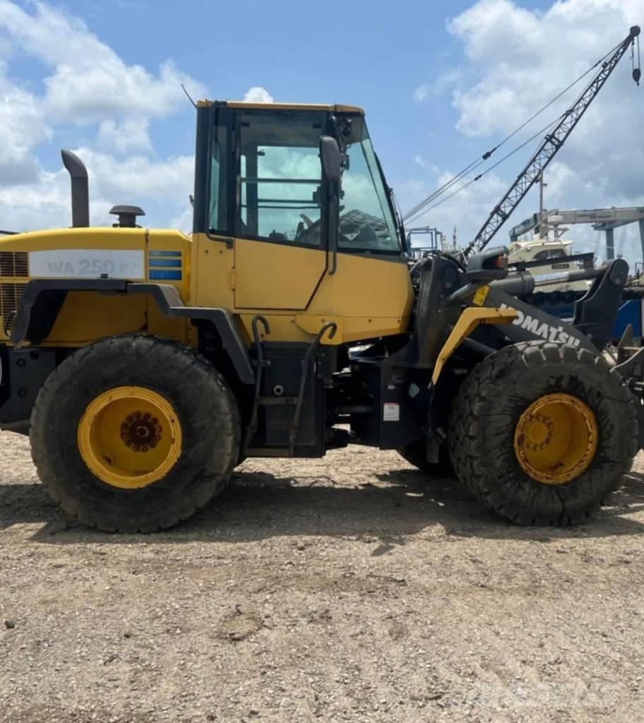 Komatsu WA 250 PZ-6 Gumikerekes homlokrakodók
