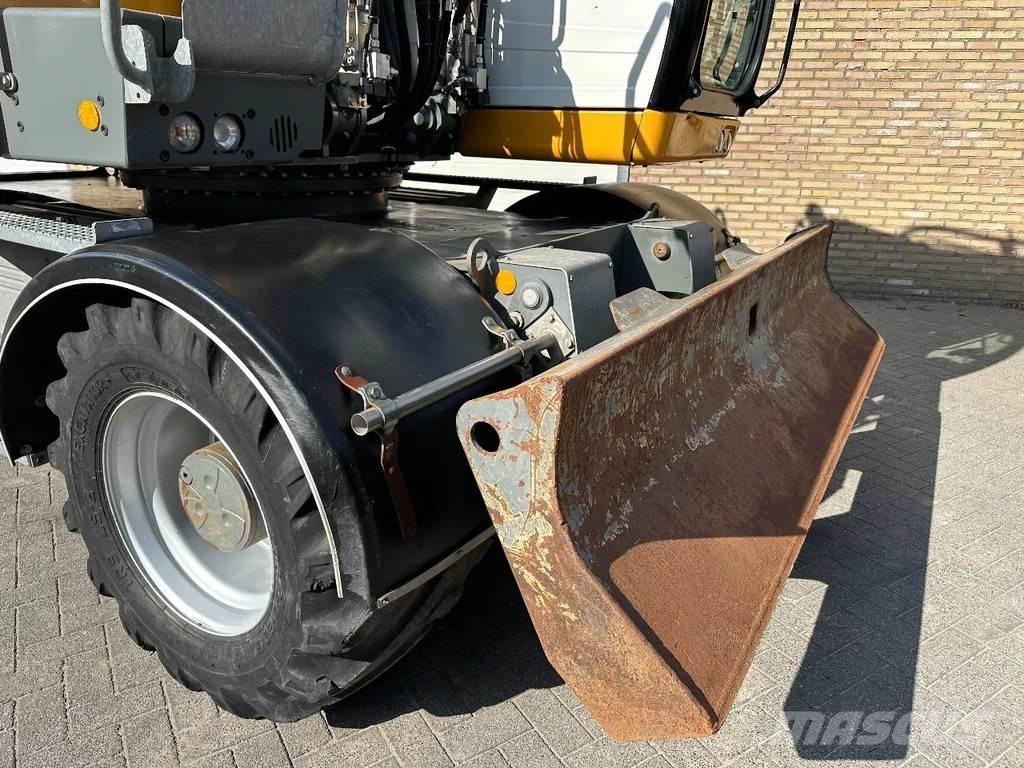 Liebherr A914 Gumikerekes kotrók