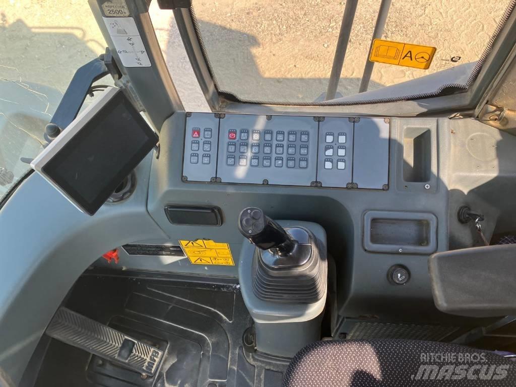Liebherr L 566 Gumikerekes homlokrakodók