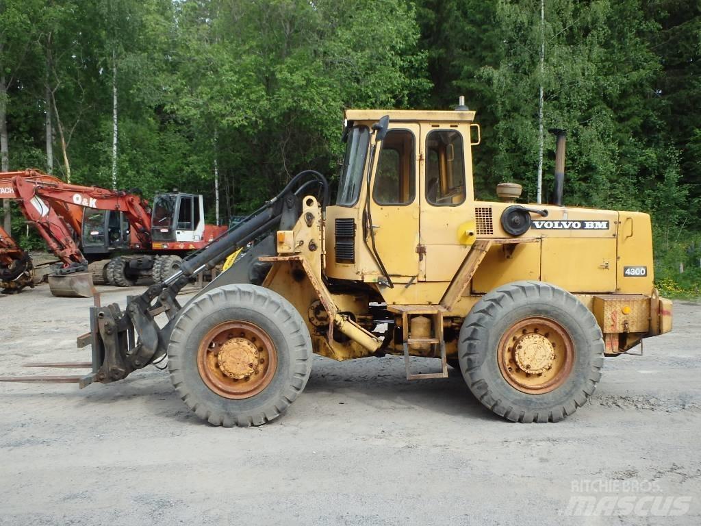 Volvo BM 4300 4x4 Gumikerekes homlokrakodók